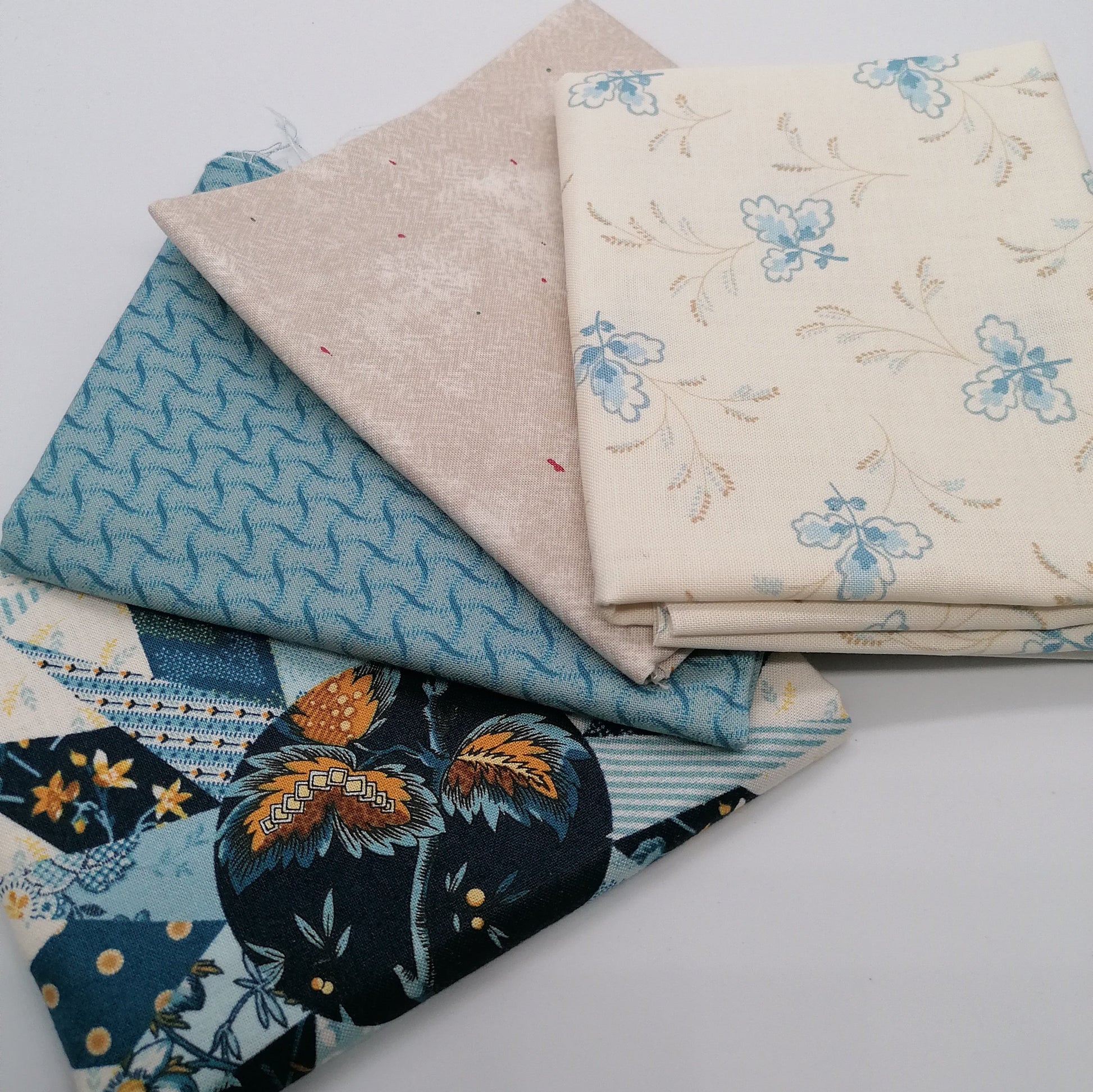 LBQ 26 light blue fat quarter bundle – fanned view